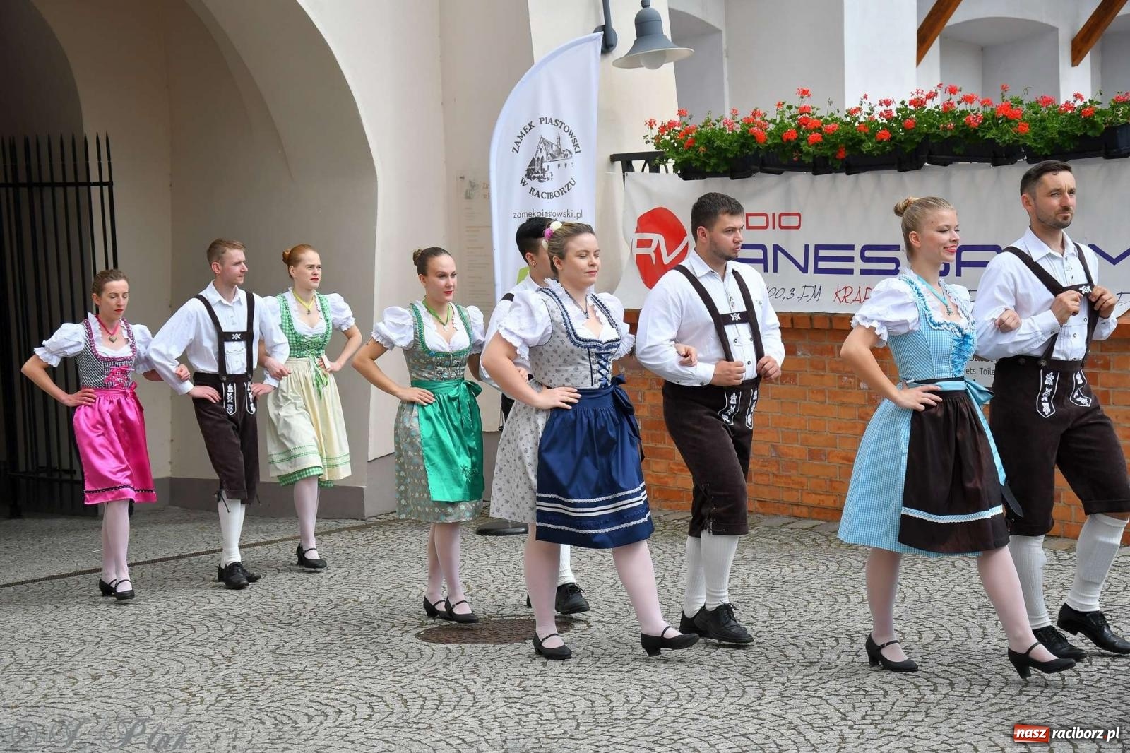 Zdjęcie w galerii na portalu naszraciborz.pl: Międzynarodowe święto folkloru na raciborskim zamku wiadomości z regionu