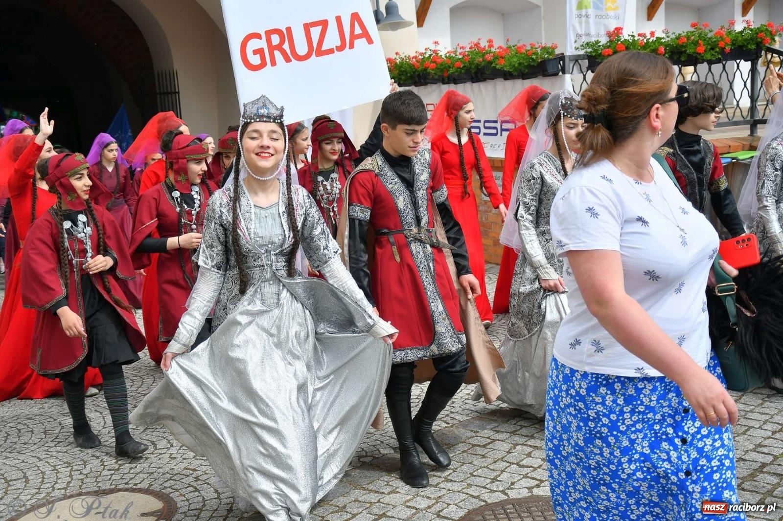 Zdjęcie w galerii na portalu naszraciborz.pl: Międzynarodowe święto folkloru na raciborskim zamku wiadomości z regionu
