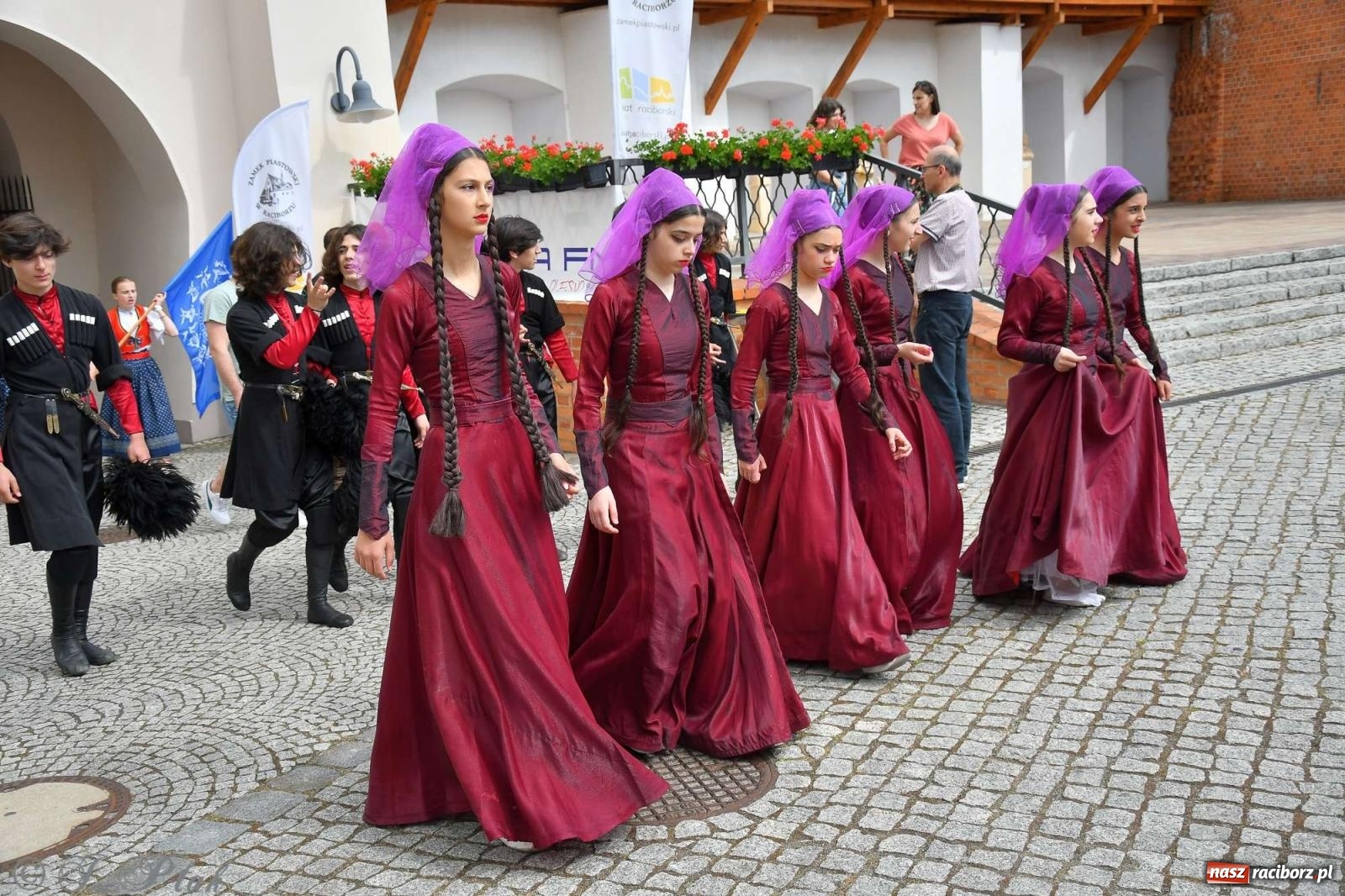 Zdjęcie w galerii na portalu naszraciborz.pl: Międzynarodowe święto folkloru na raciborskim zamku wiadomości z regionu