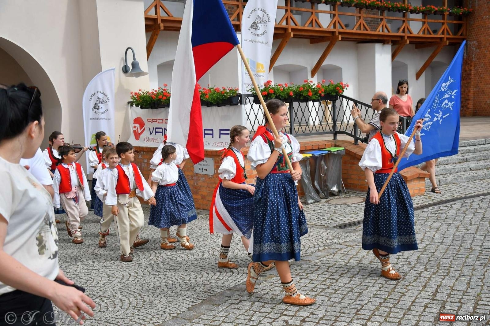 Zdjęcie w galerii na portalu naszraciborz.pl: Międzynarodowe święto folkloru na raciborskim zamku wiadomości z regionu