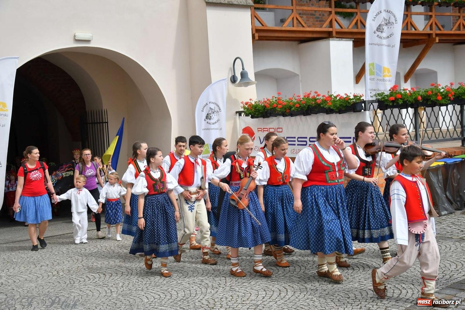 Zdjęcie w galerii na portalu naszraciborz.pl: Międzynarodowe święto folkloru na raciborskim zamku wiadomości z regionu