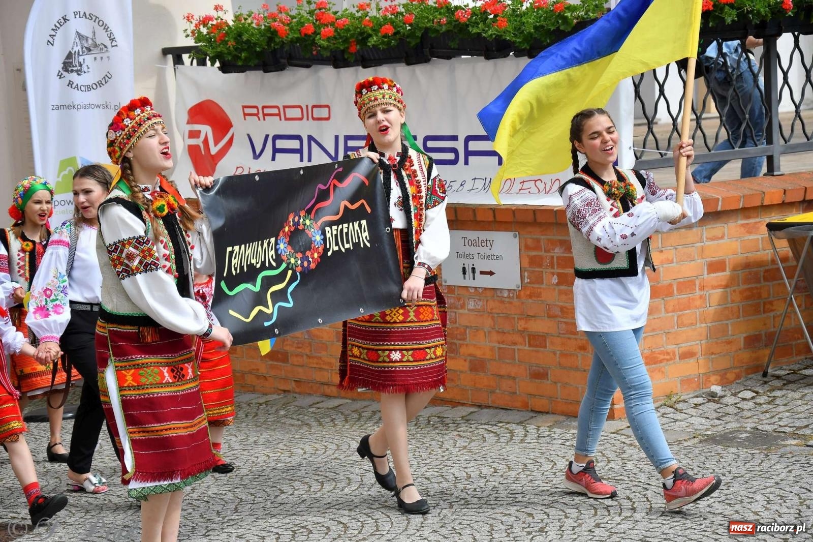 Zdjęcie w galerii na portalu naszraciborz.pl: Międzynarodowe święto folkloru na raciborskim zamku wiadomości z regionu