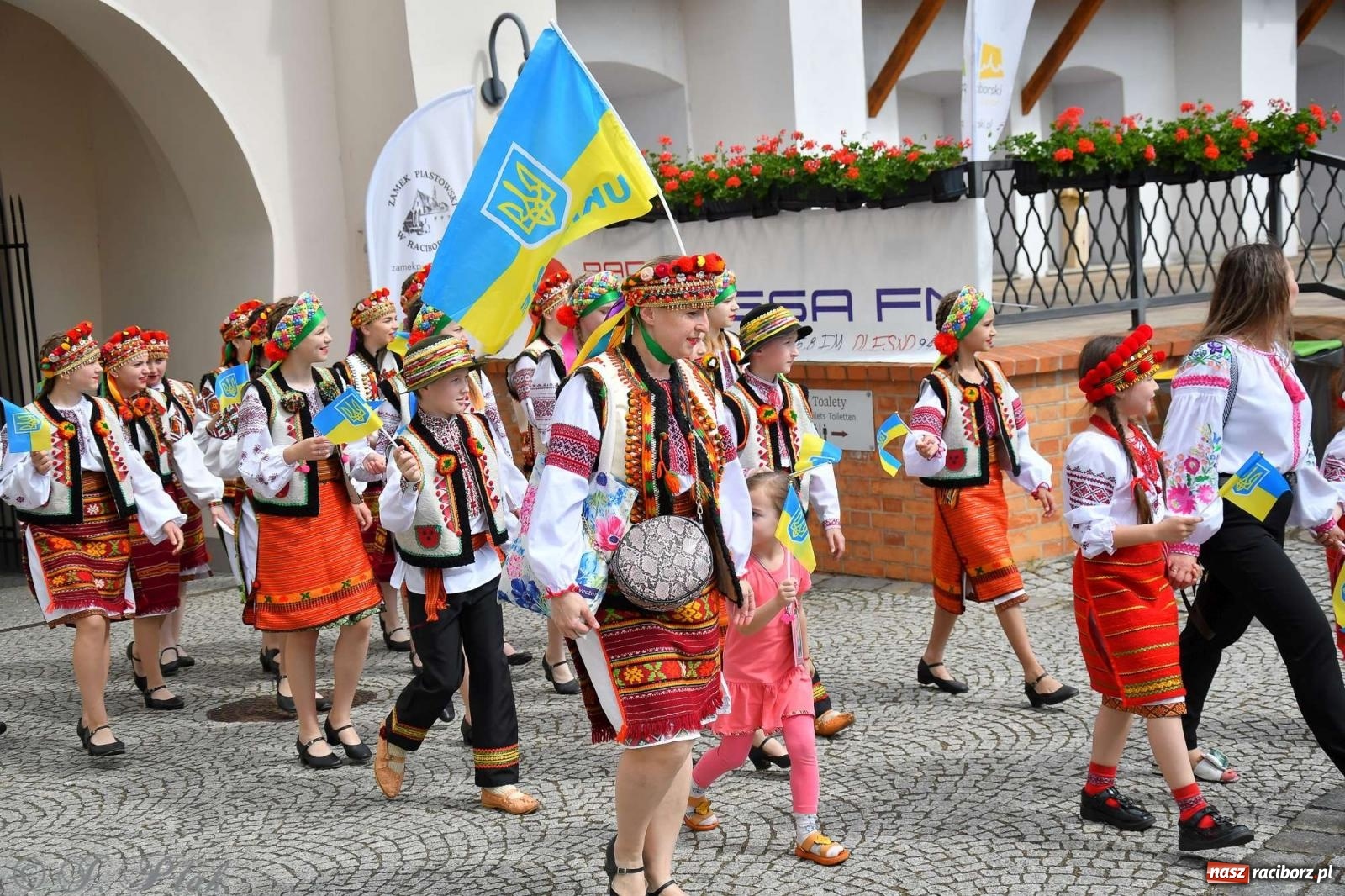 Zdjęcie w galerii na portalu naszraciborz.pl: Międzynarodowe święto folkloru na raciborskim zamku wiadomości z regionu