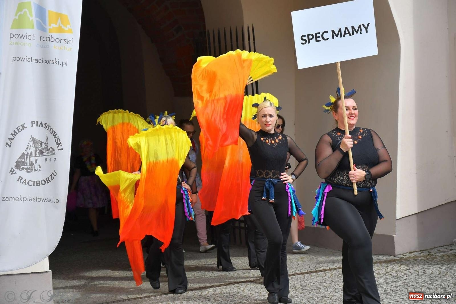 Zdjęcie w galerii na portalu naszraciborz.pl: Międzynarodowe święto folkloru na raciborskim zamku wiadomości z regionu
