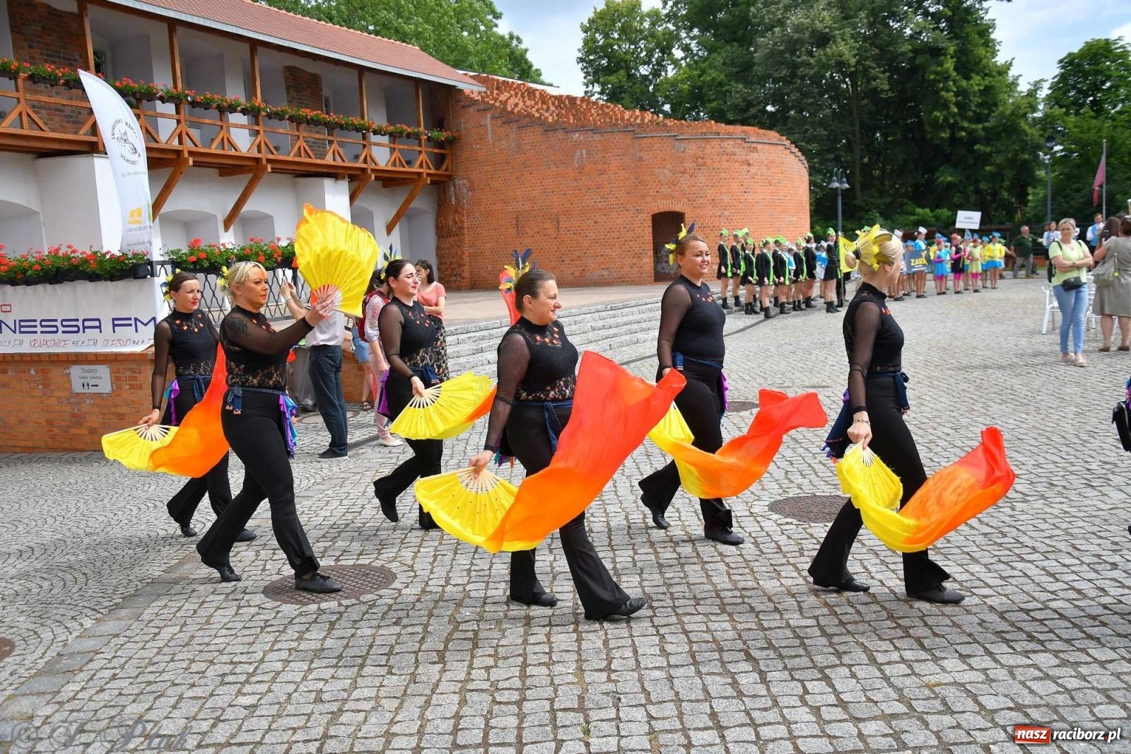 Zdjęcie w galerii na portalu naszraciborz.pl: Międzynarodowe święto folkloru na raciborskim zamku wiadomości z regionu