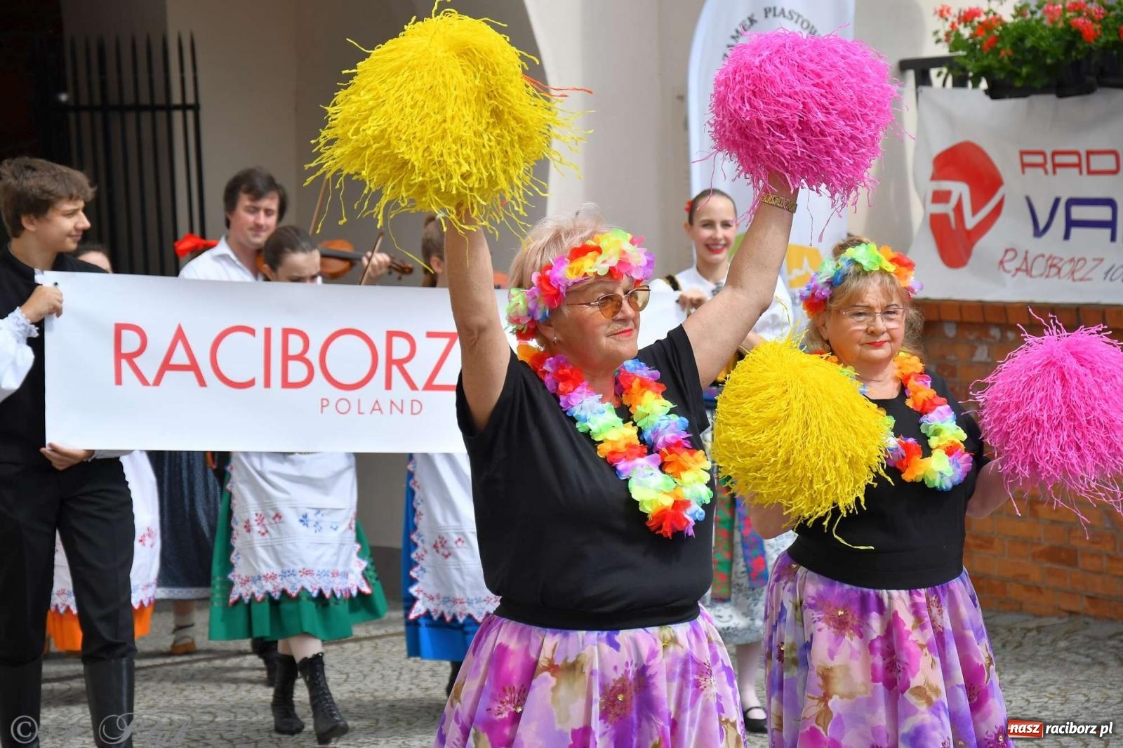 Zdjęcie w galerii na portalu naszraciborz.pl: Międzynarodowe święto folkloru na raciborskim zamku wiadomości z regionu