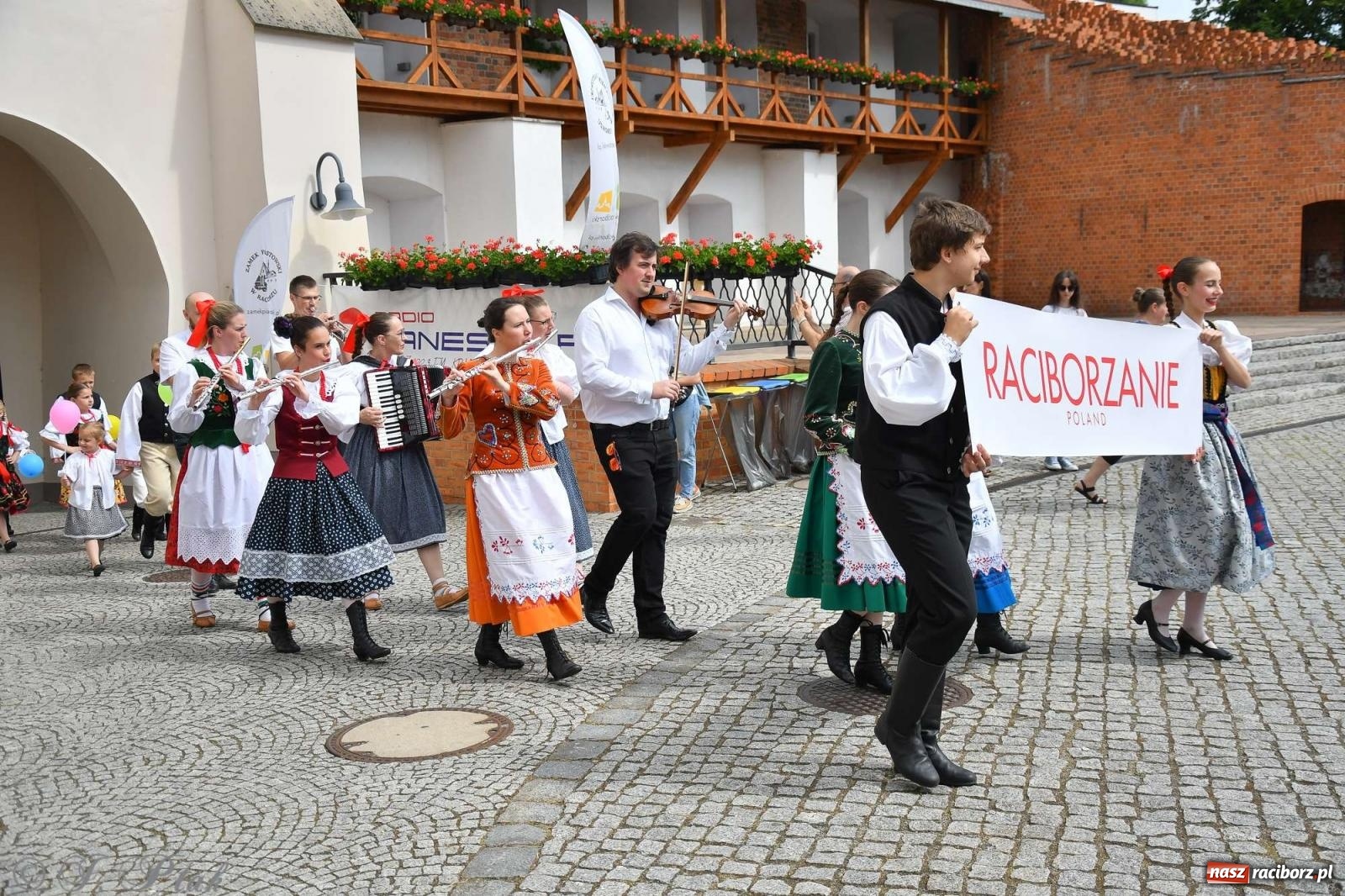 Zdjęcie w galerii na portalu naszraciborz.pl: Międzynarodowe święto folkloru na raciborskim zamku wiadomości z regionu