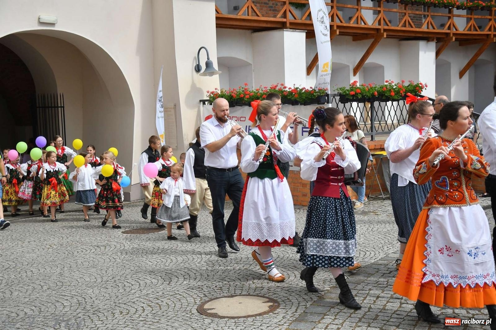 Zdjęcie w galerii na portalu naszraciborz.pl: Międzynarodowe święto folkloru na raciborskim zamku wiadomości z regionu
