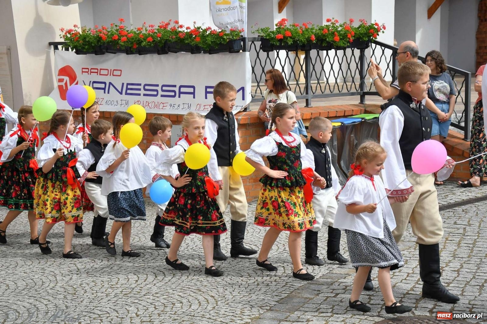 Zdjęcie w galerii na portalu naszraciborz.pl: Międzynarodowe święto folkloru na raciborskim zamku wiadomości z regionu