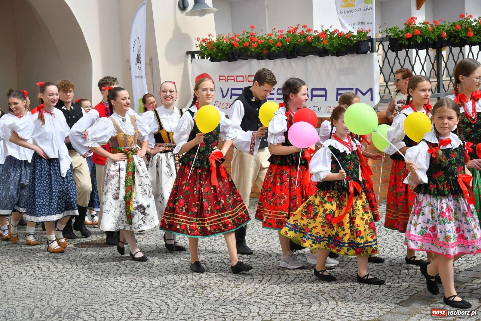 Zdjęcie w galerii na portalu naszraciborz.pl: Międzynarodowe święto folkloru na raciborskim zamku wiadomości z regionu