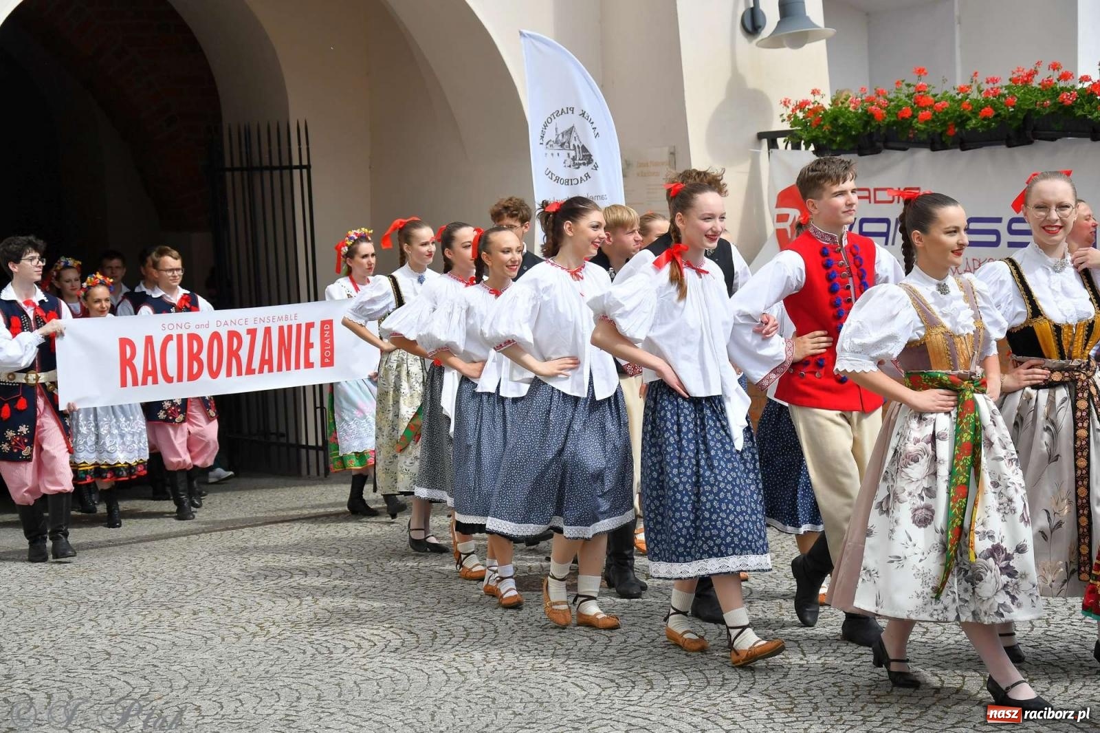 Zdjęcie w galerii na portalu naszraciborz.pl: Międzynarodowe święto folkloru na raciborskim zamku wiadomości z regionu