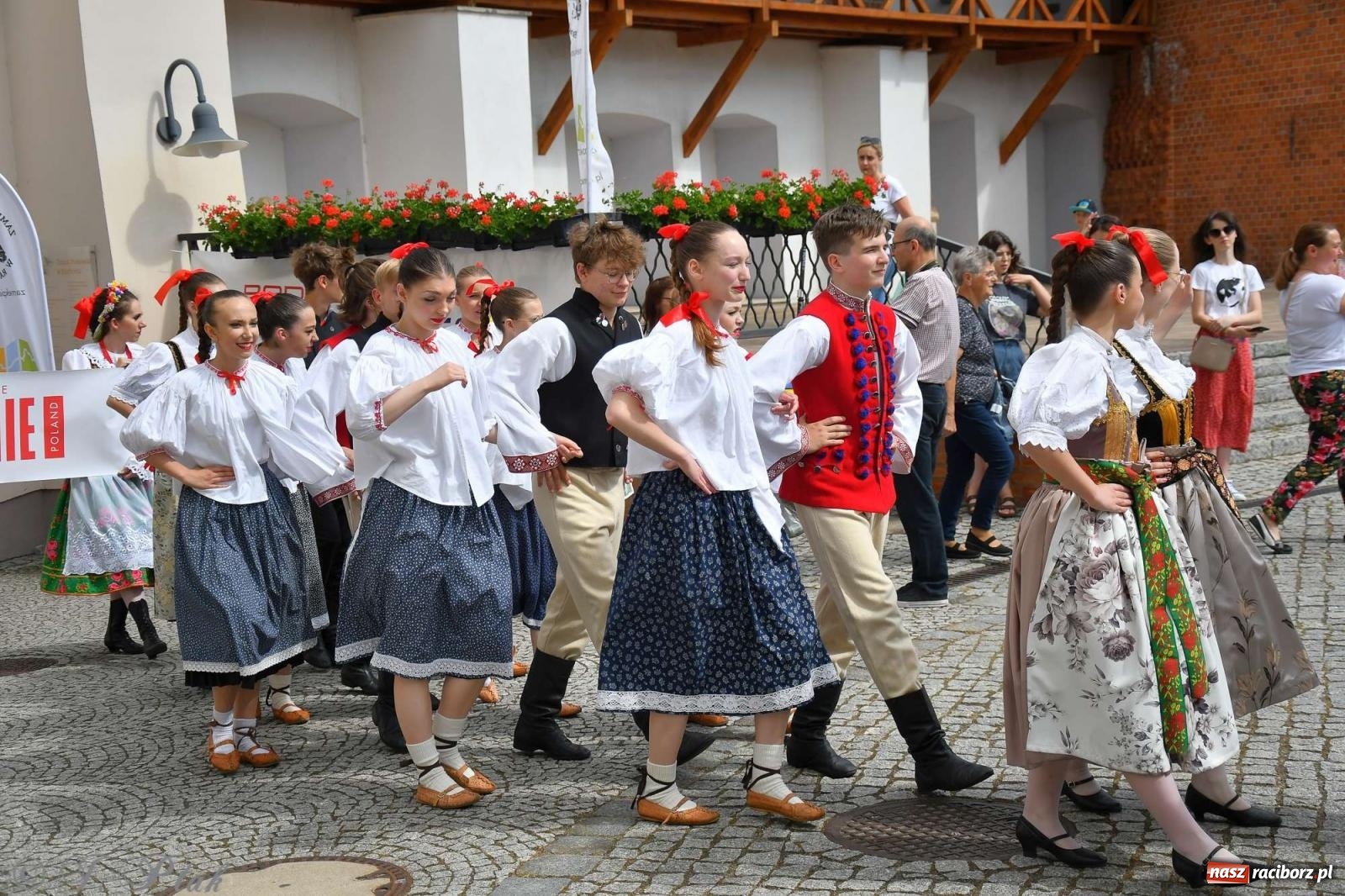 Zdjęcie w galerii na portalu naszraciborz.pl: Międzynarodowe święto folkloru na raciborskim zamku wiadomości z regionu