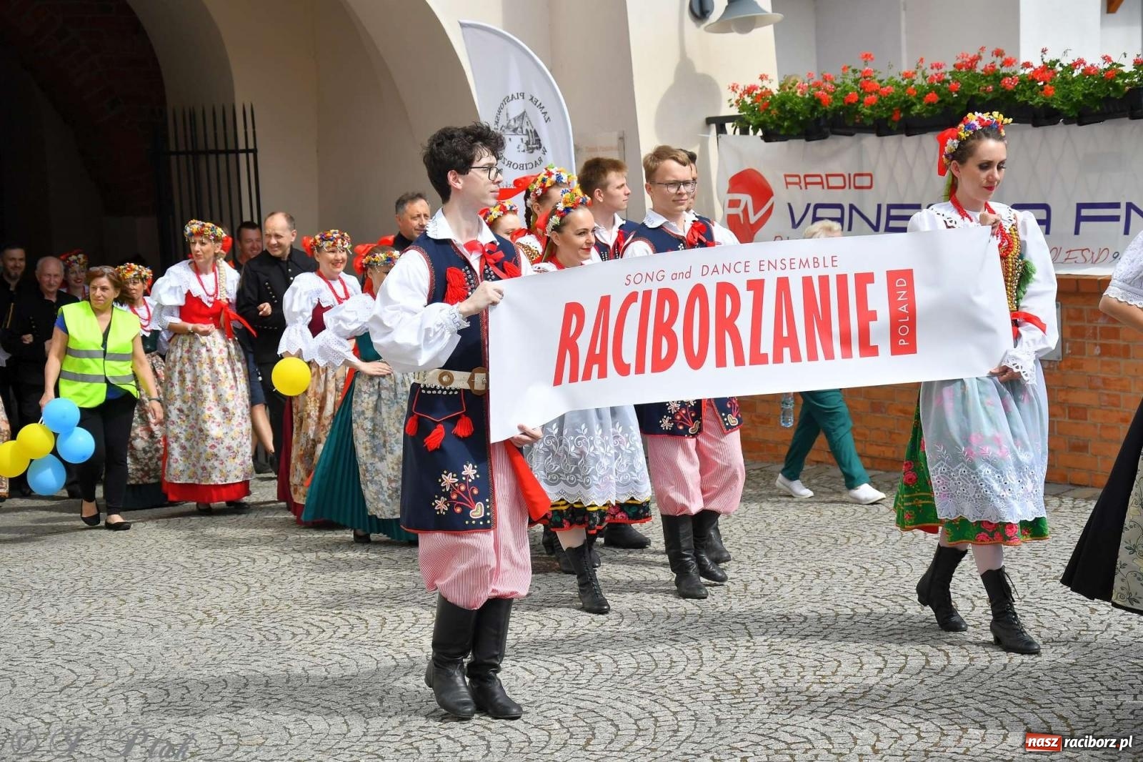 Zdjęcie w galerii na portalu naszraciborz.pl: Międzynarodowe święto folkloru na raciborskim zamku wiadomości z regionu