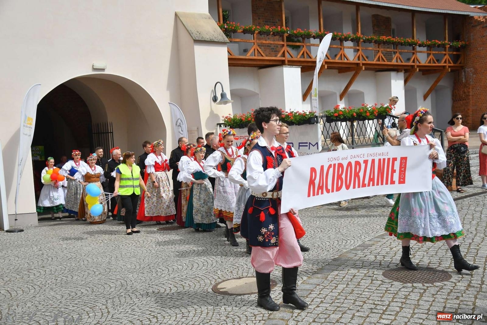 Zdjęcie w galerii na portalu naszraciborz.pl: Międzynarodowe święto folkloru na raciborskim zamku wiadomości z regionu