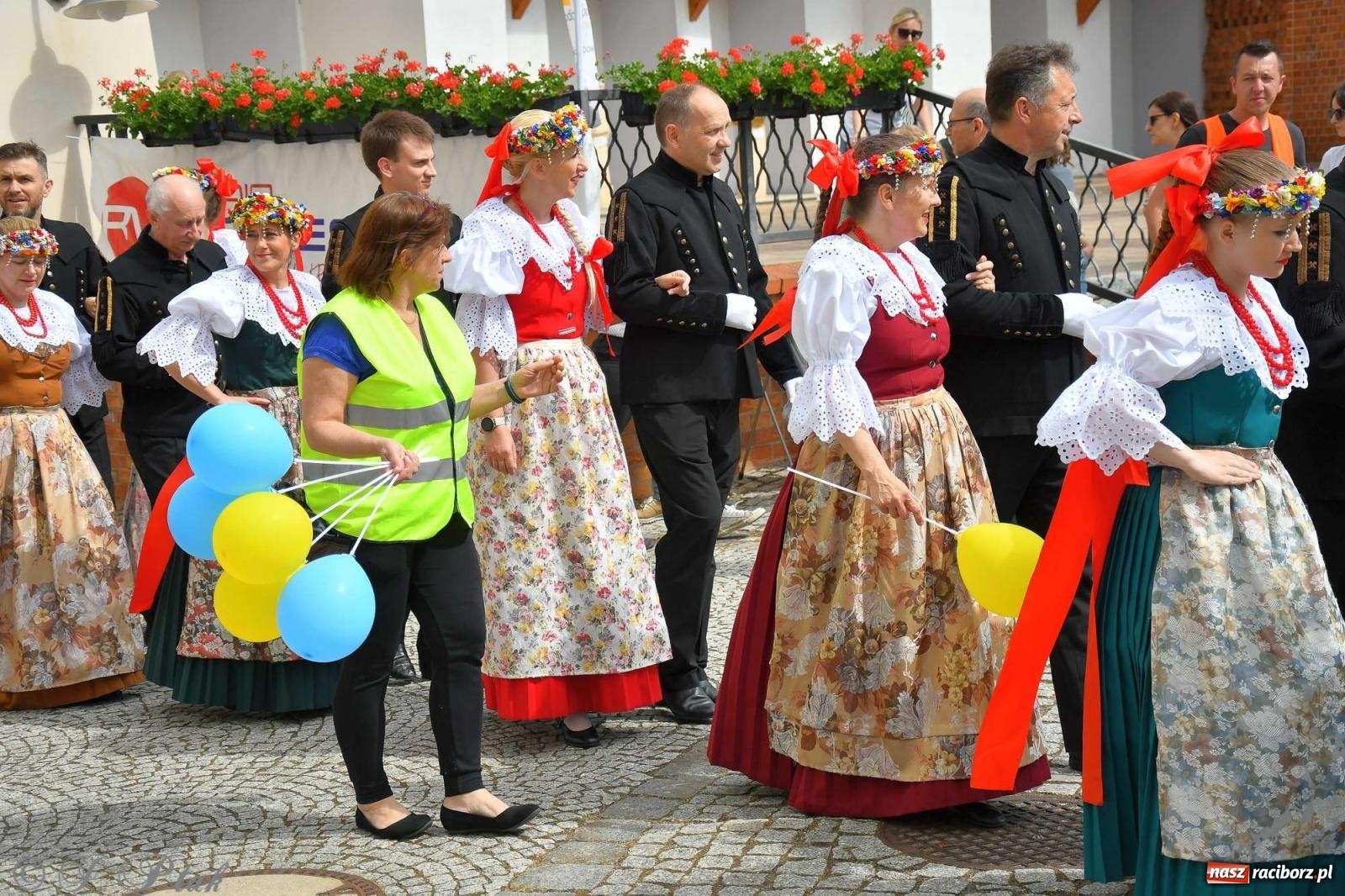 Zdjęcie w galerii na portalu naszraciborz.pl: Międzynarodowe święto folkloru na raciborskim zamku wiadomości z regionu