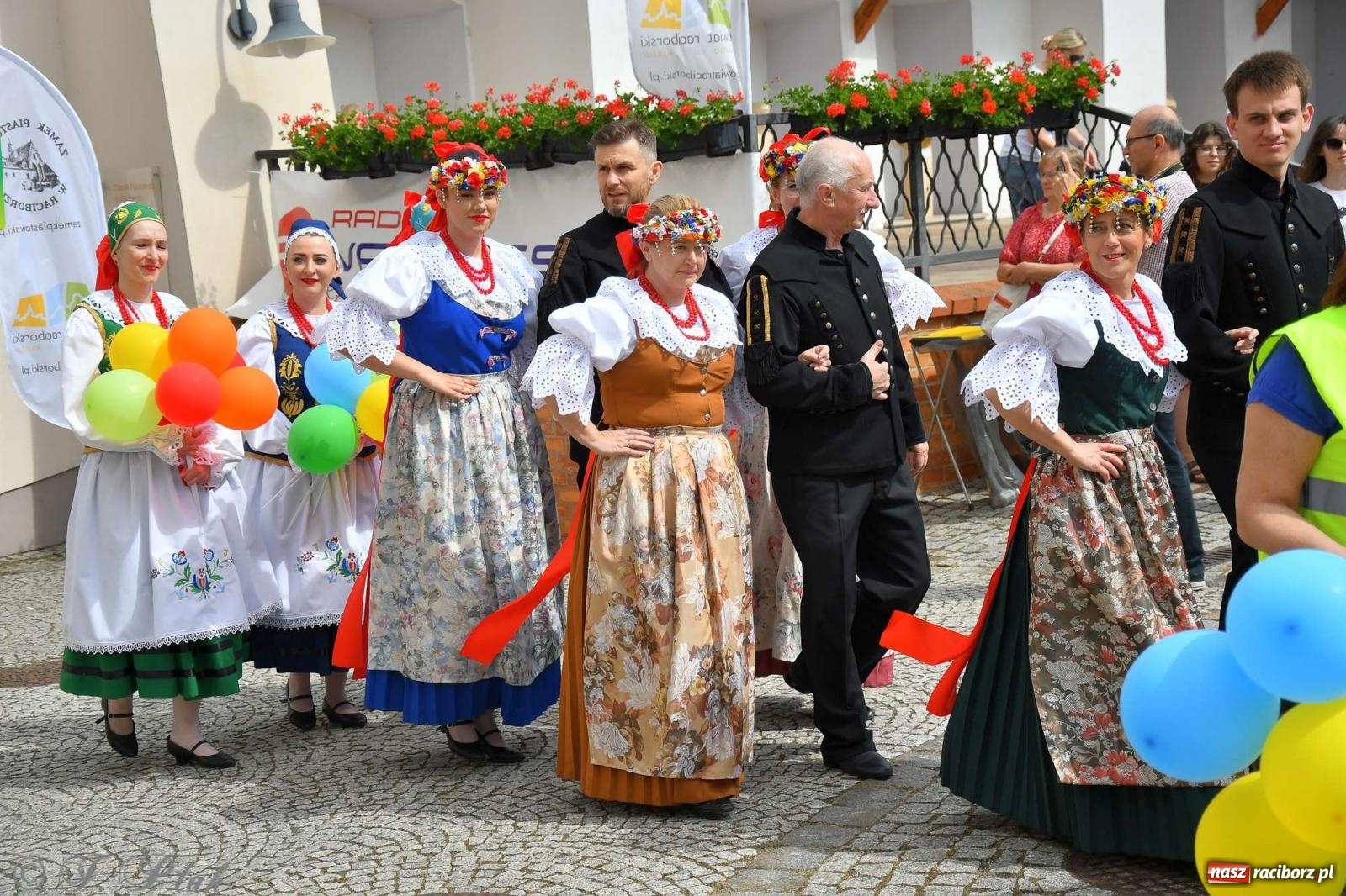 Zdjęcie w galerii na portalu naszraciborz.pl: Międzynarodowe święto folkloru na raciborskim zamku wiadomości z regionu