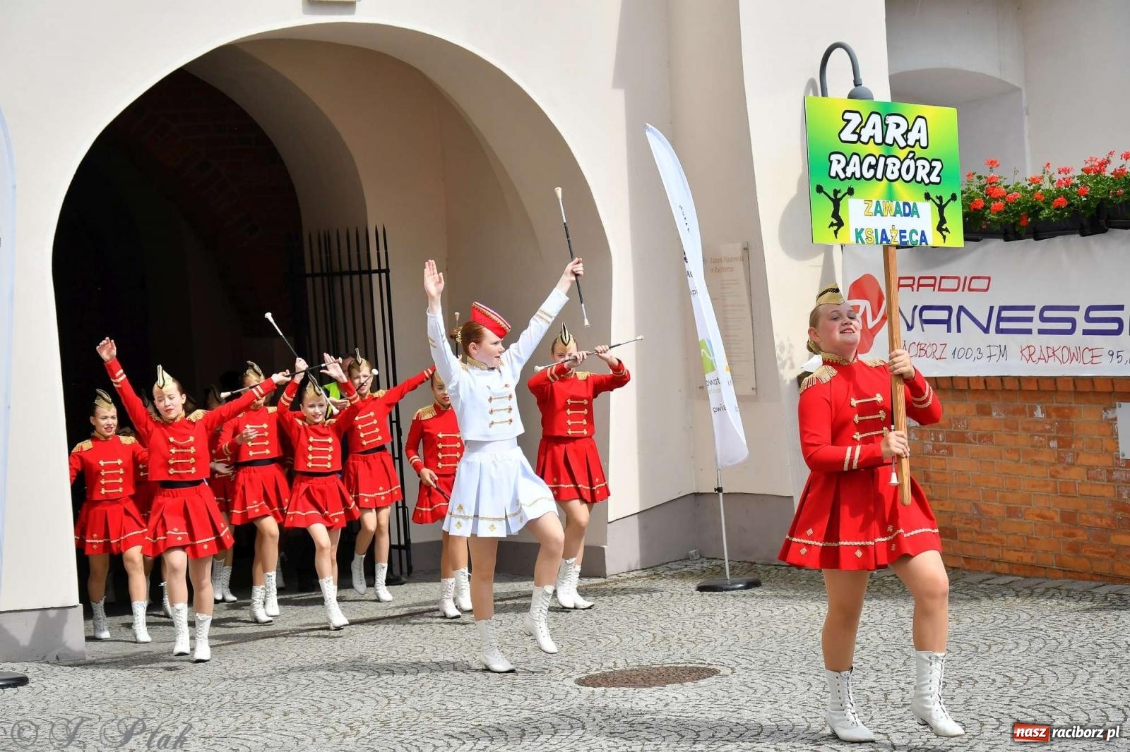 Zdjęcie w galerii na portalu naszraciborz.pl: Międzynarodowe święto folkloru na raciborskim zamku wiadomości z regionu
