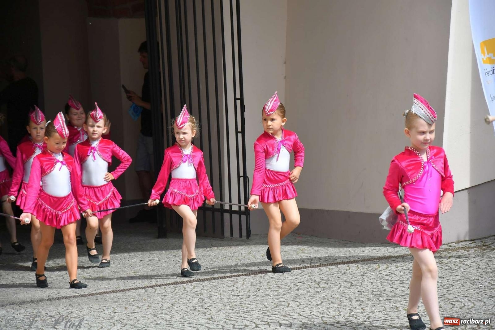 Zdjęcie w galerii na portalu naszraciborz.pl: Międzynarodowe święto folkloru na raciborskim zamku wiadomości z regionu