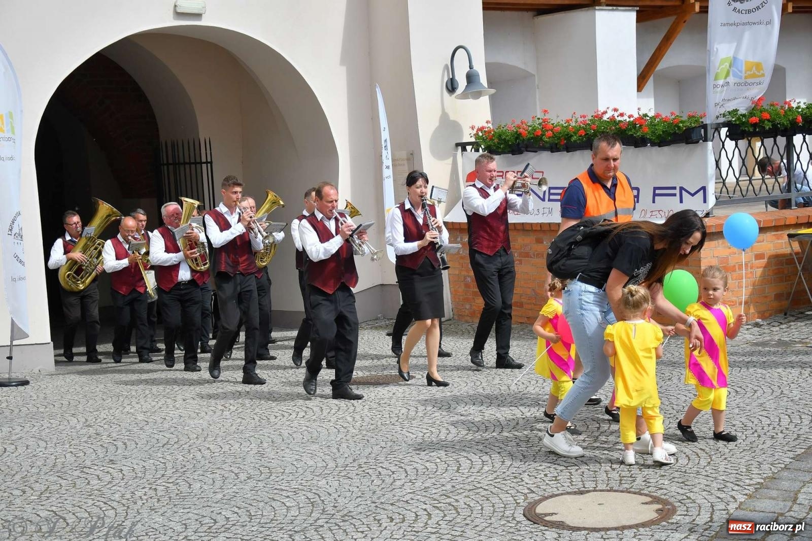 Zdjęcie w galerii na portalu naszraciborz.pl: Międzynarodowe święto folkloru na raciborskim zamku wiadomości z regionu