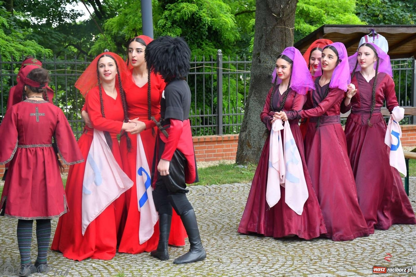 Zdjęcie w galerii na portalu naszraciborz.pl: Międzynarodowe święto folkloru na raciborskim zamku wiadomości z regionu