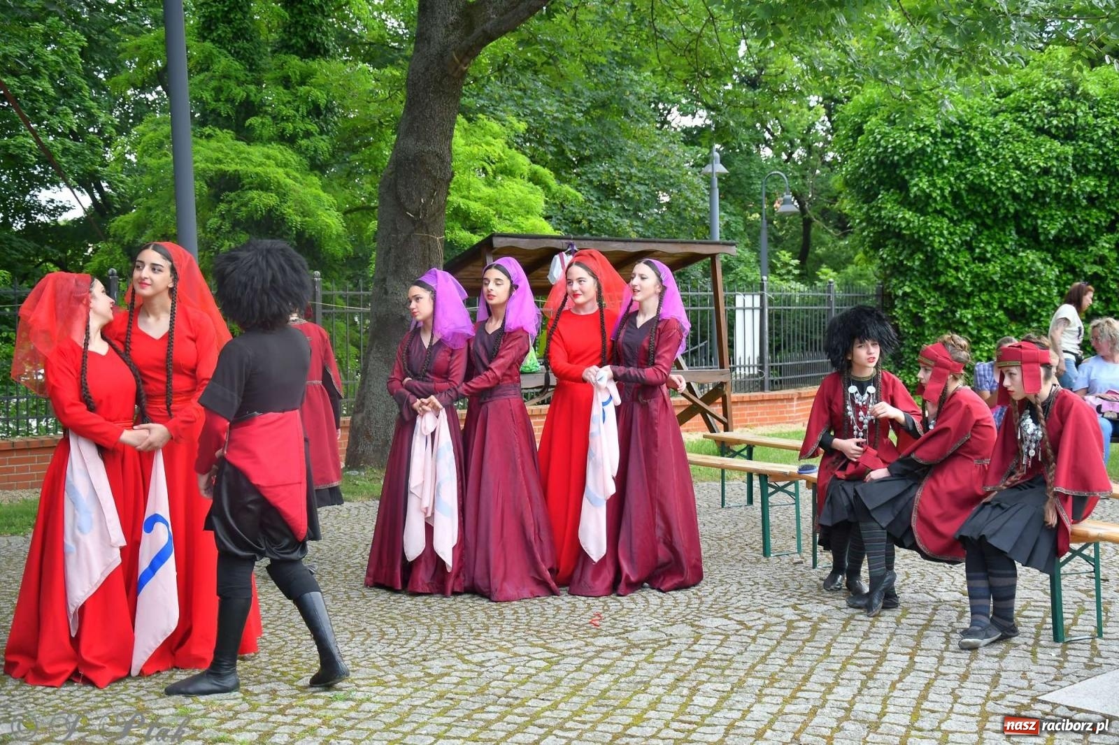 Zdjęcie w galerii na portalu naszraciborz.pl: Międzynarodowe święto folkloru na raciborskim zamku wiadomości z regionu