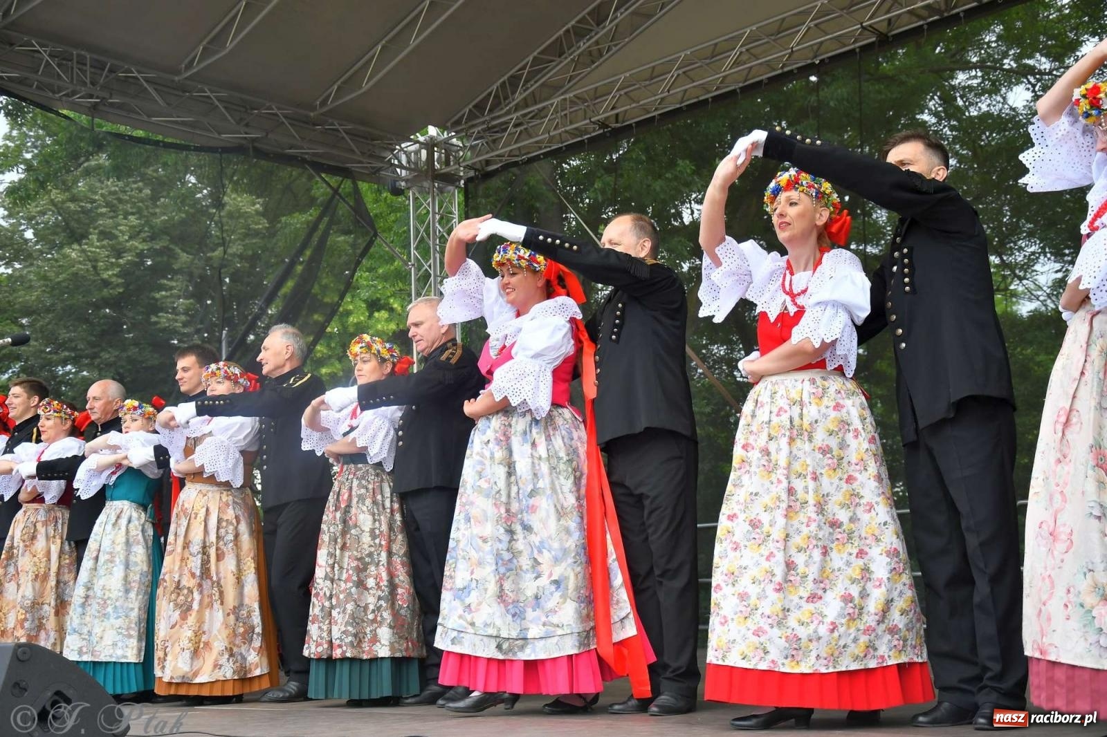Zdjęcie w galerii na portalu naszraciborz.pl: Międzynarodowe święto folkloru na raciborskim zamku wiadomości z regionu