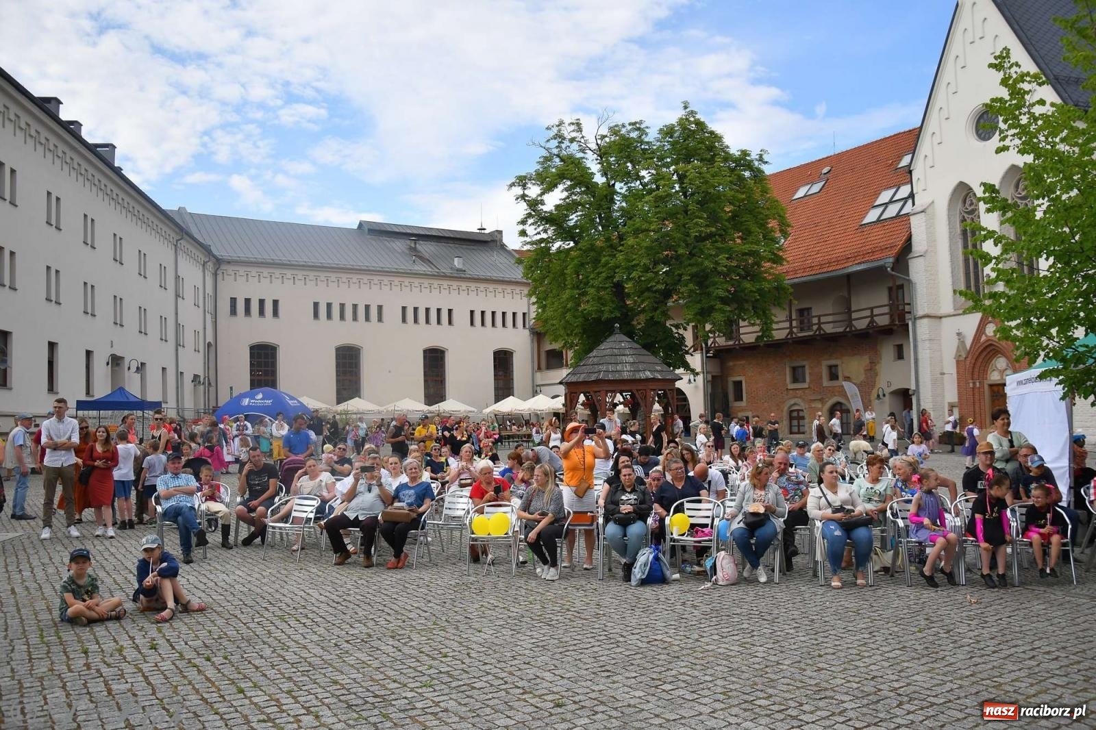 Zdjęcie w galerii na portalu naszraciborz.pl: Międzynarodowe święto folkloru na raciborskim zamku wiadomości z regionu