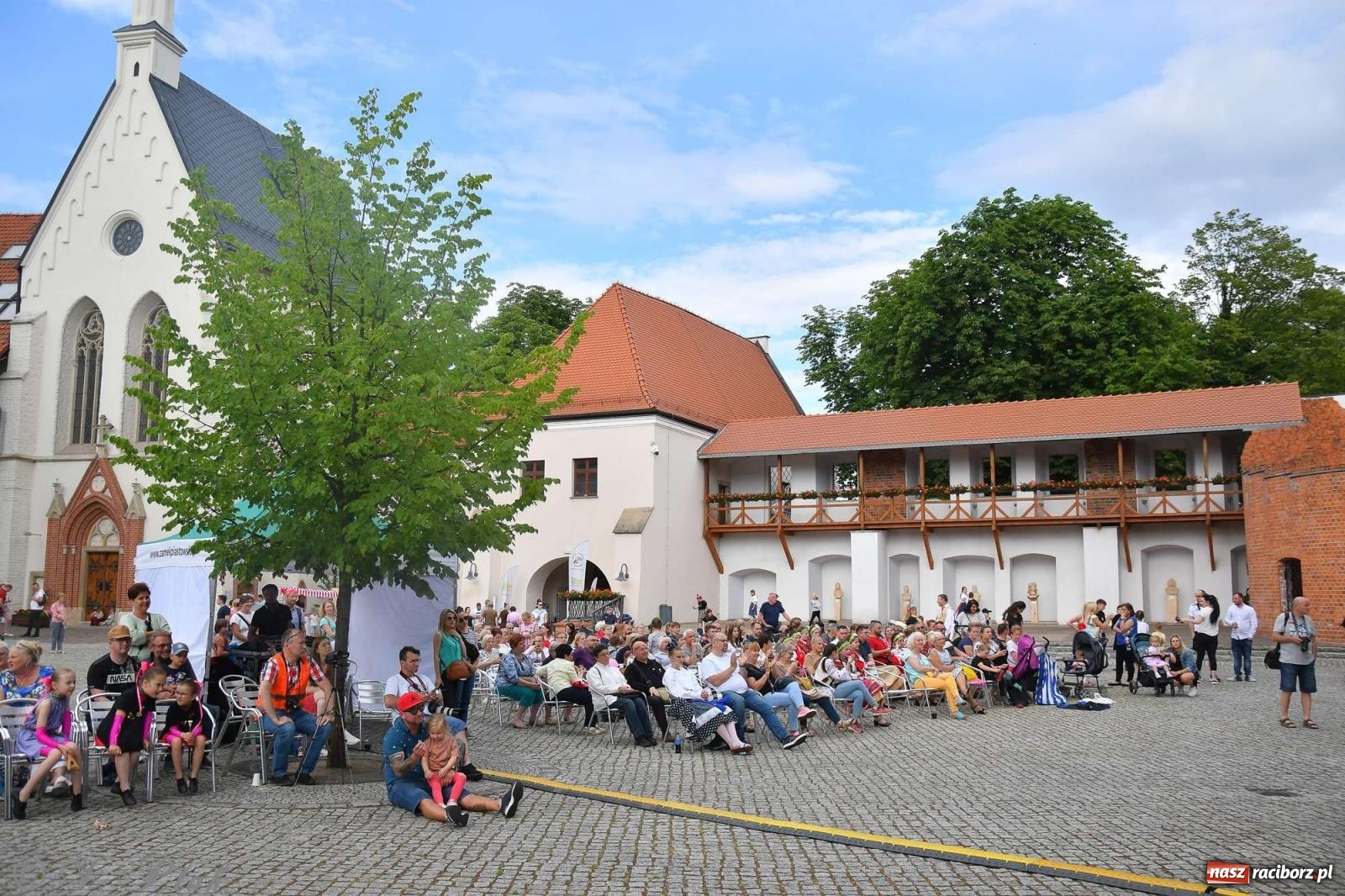 Zdjęcie w galerii na portalu naszraciborz.pl: Międzynarodowe święto folkloru na raciborskim zamku wiadomości z regionu