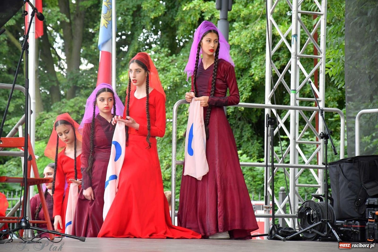 Zdjęcie w galerii na portalu naszraciborz.pl: Międzynarodowe święto folkloru na raciborskim zamku wiadomości z regionu