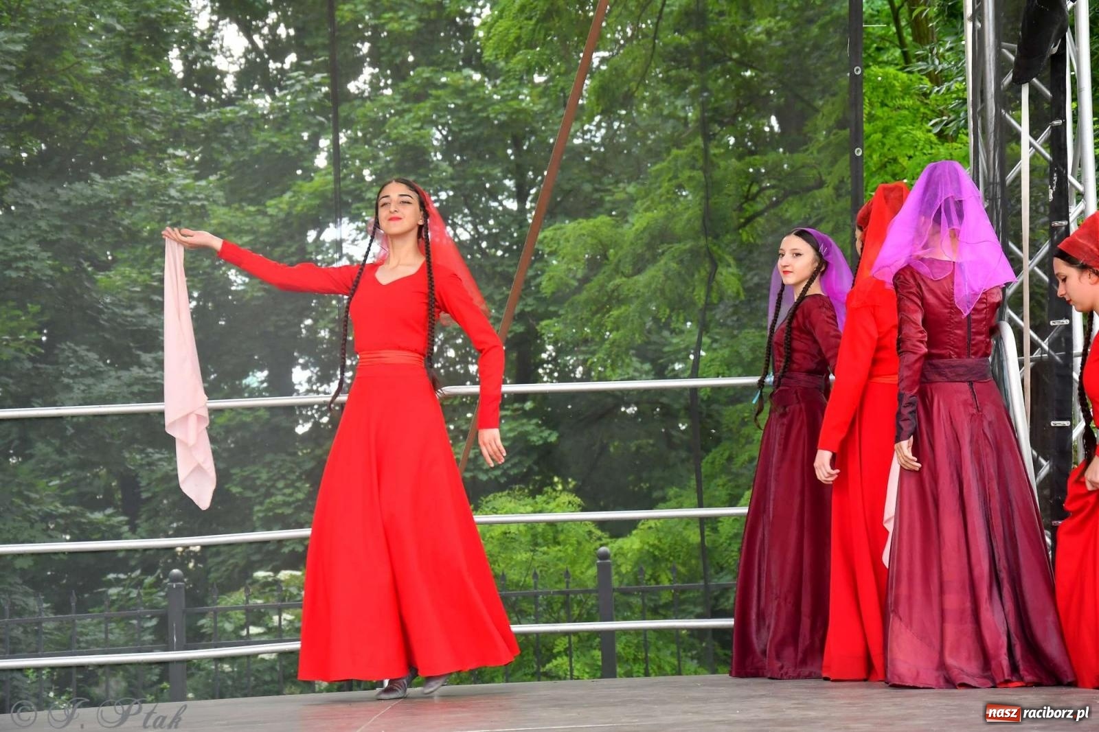 Zdjęcie w galerii na portalu naszraciborz.pl: Międzynarodowe święto folkloru na raciborskim zamku wiadomości z regionu