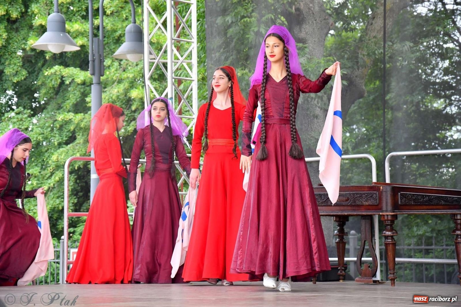 Zdjęcie w galerii na portalu naszraciborz.pl: Międzynarodowe święto folkloru na raciborskim zamku wiadomości z regionu