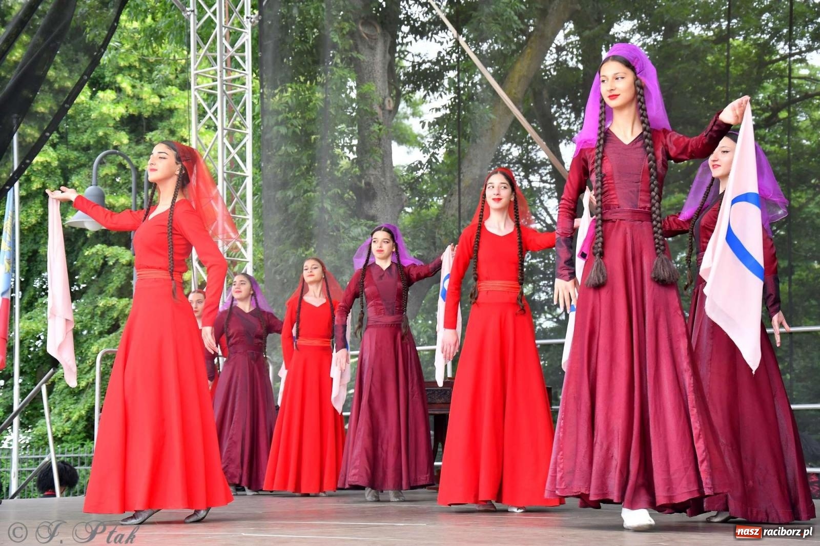 Zdjęcie w galerii na portalu naszraciborz.pl: Międzynarodowe święto folkloru na raciborskim zamku wiadomości z regionu