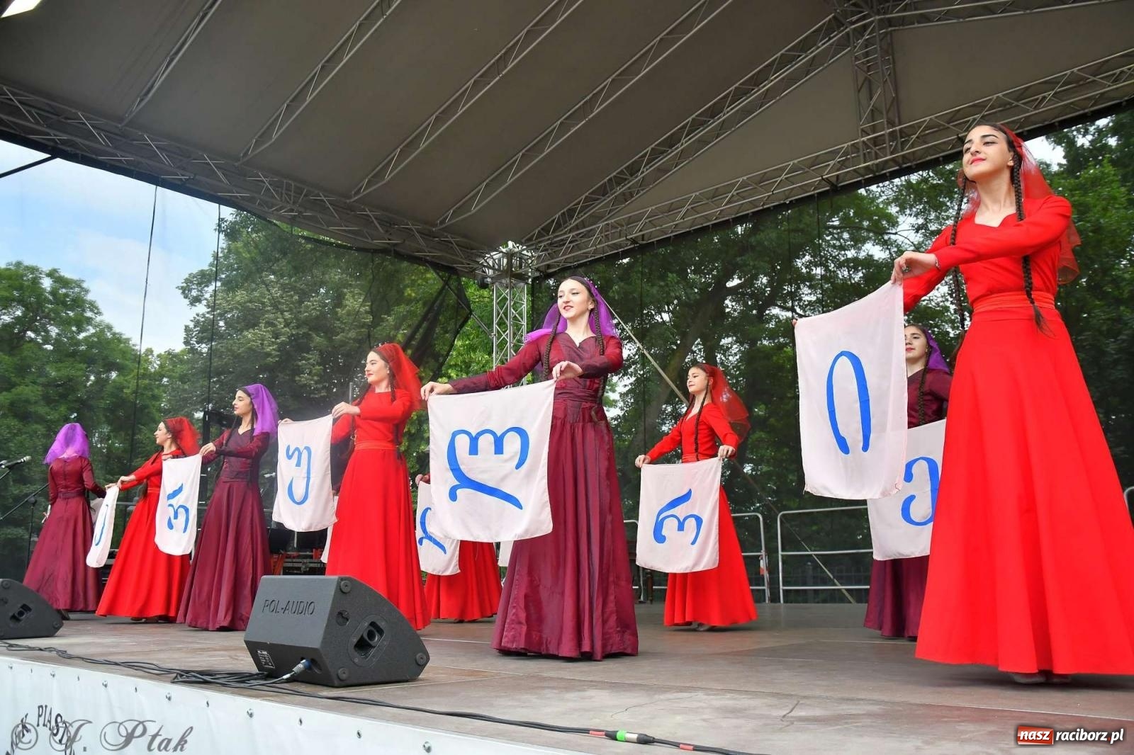 Zdjęcie w galerii na portalu naszraciborz.pl: Międzynarodowe święto folkloru na raciborskim zamku wiadomości z regionu