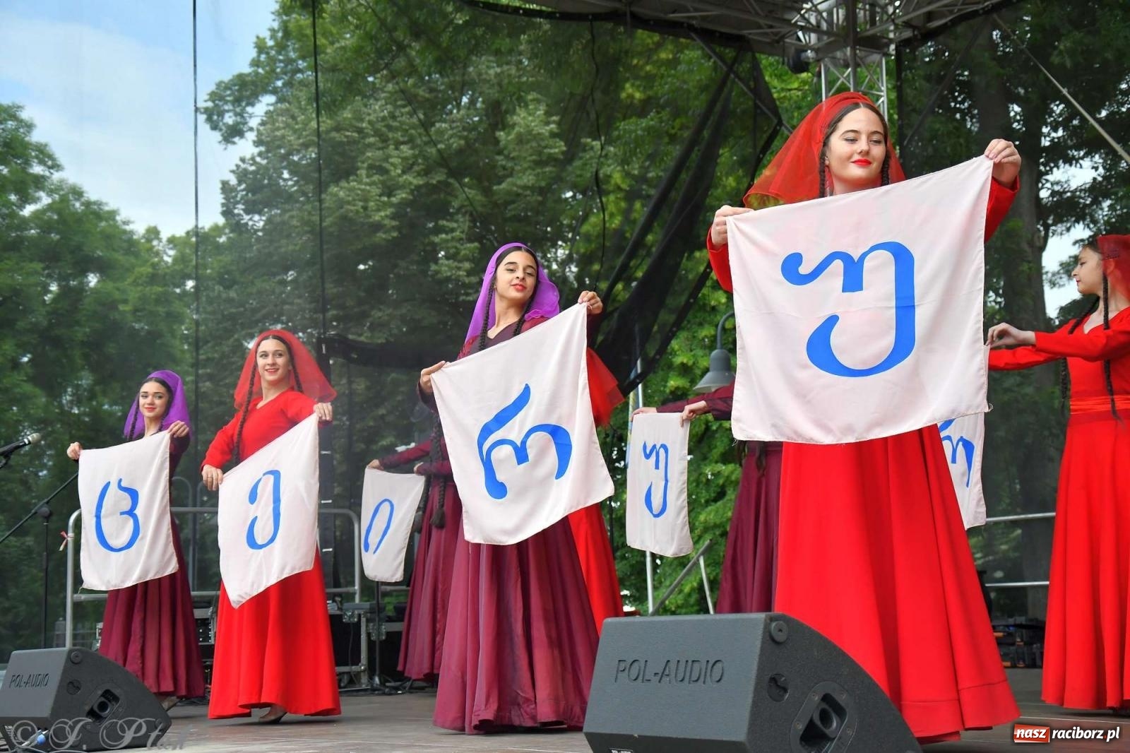 Zdjęcie w galerii na portalu naszraciborz.pl: Międzynarodowe święto folkloru na raciborskim zamku wiadomości z regionu