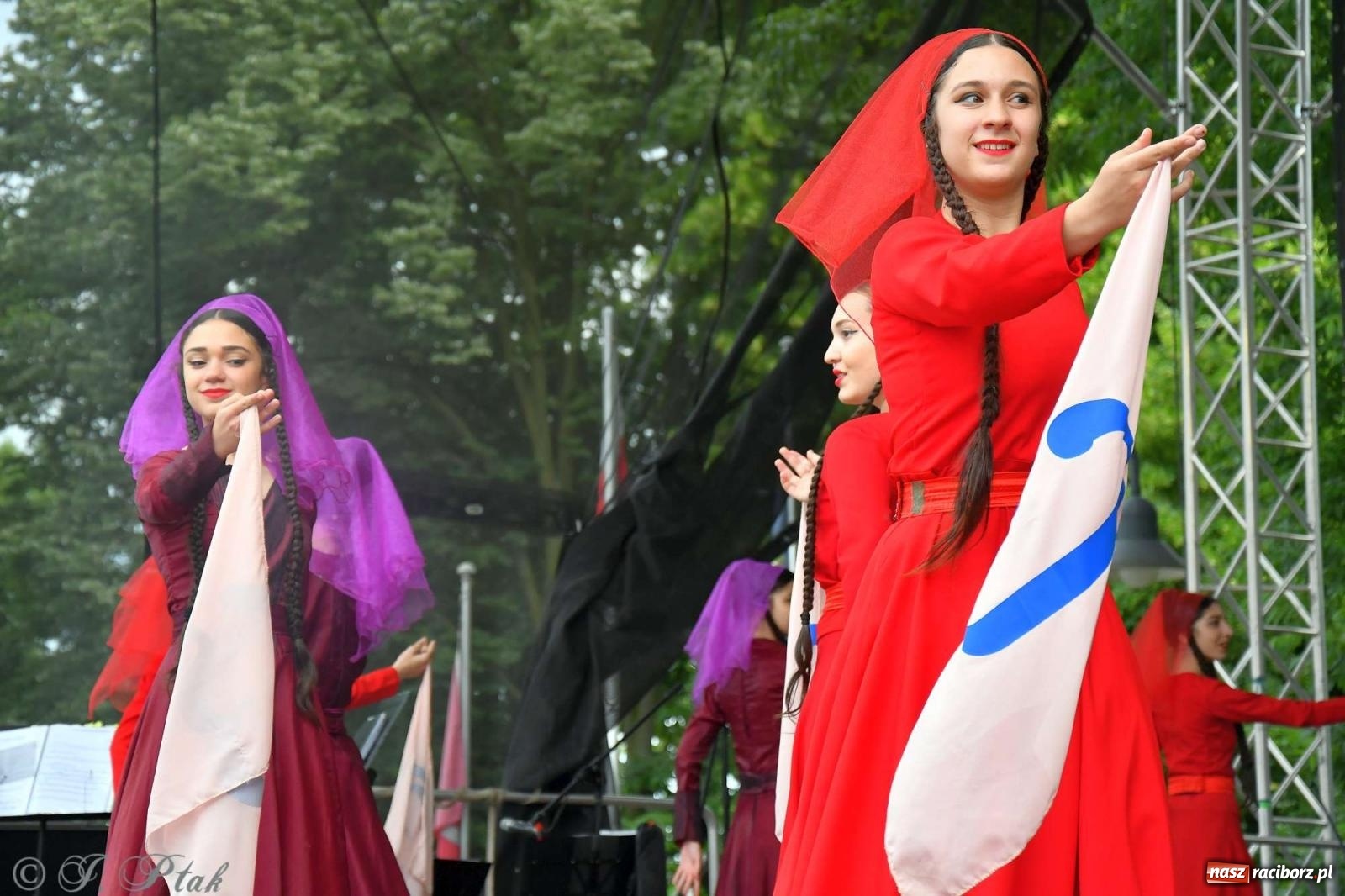 Zdjęcie w galerii na portalu naszraciborz.pl: Międzynarodowe święto folkloru na raciborskim zamku wiadomości z regionu