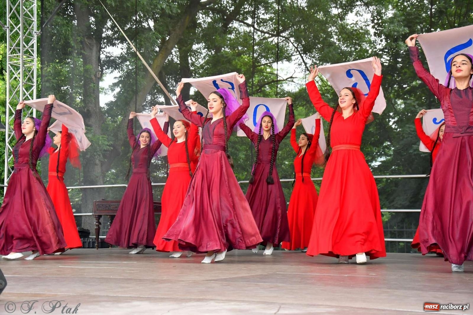 Zdjęcie w galerii na portalu naszraciborz.pl: Międzynarodowe święto folkloru na raciborskim zamku wiadomości z regionu