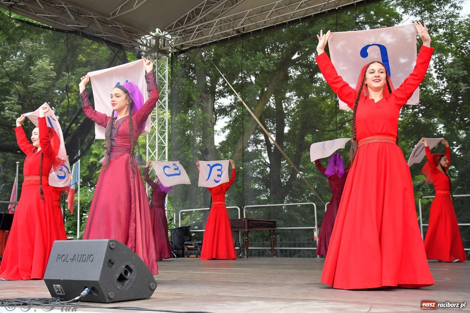 Zdjęcie w galerii na portalu naszraciborz.pl: Międzynarodowe święto folkloru na raciborskim zamku wiadomości z regionu