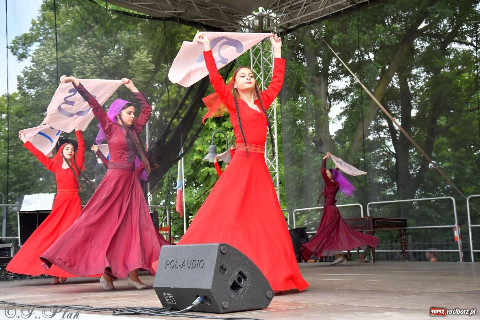 Zdjęcie w galerii na portalu naszraciborz.pl: Międzynarodowe święto folkloru na raciborskim zamku wiadomości z regionu