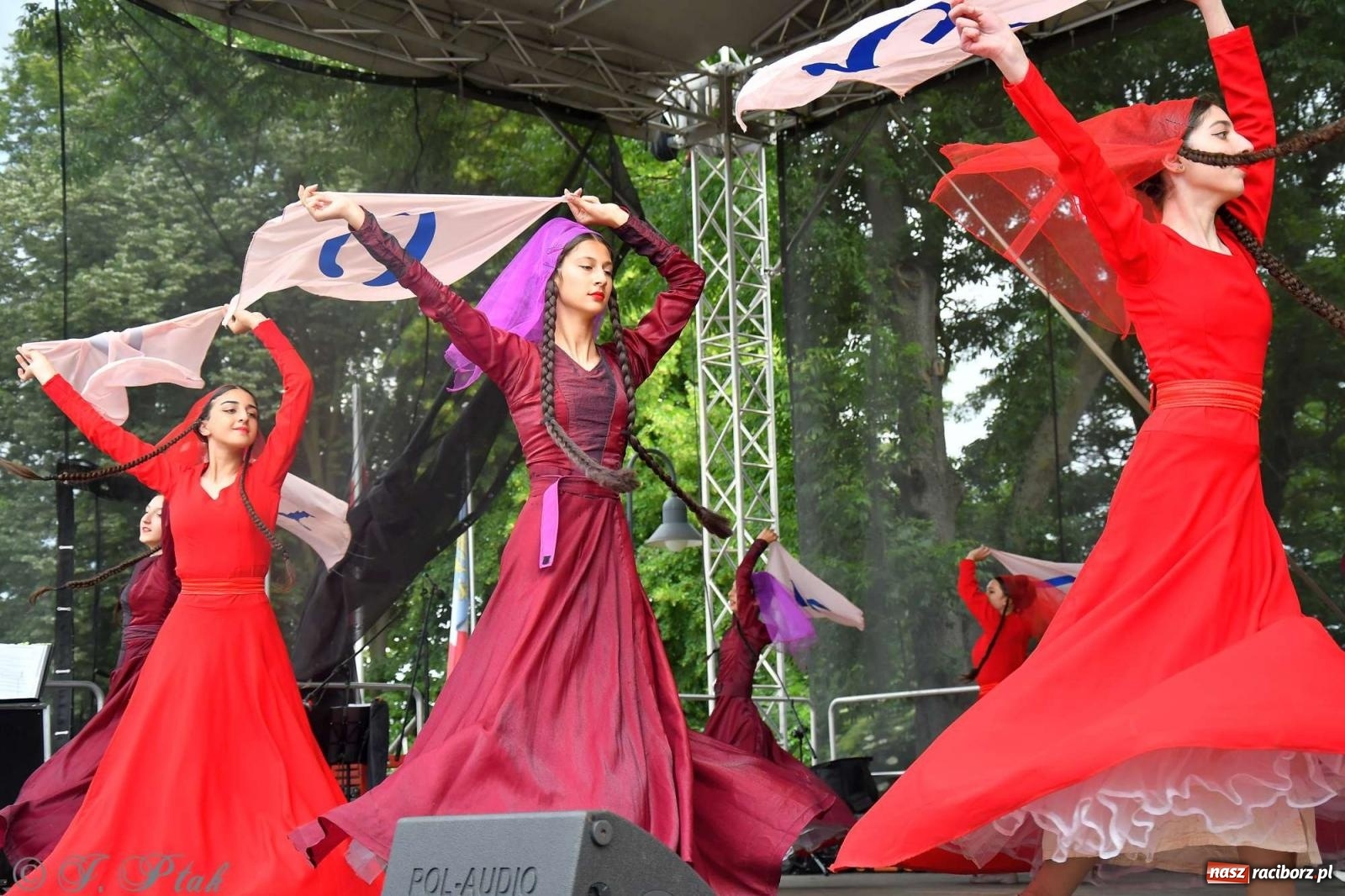 Zdjęcie w galerii na portalu naszraciborz.pl: Międzynarodowe święto folkloru na raciborskim zamku wiadomości z regionu