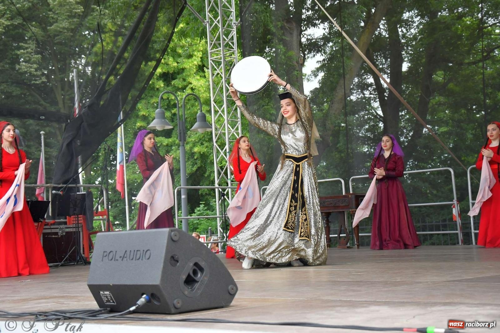 Zdjęcie w galerii na portalu naszraciborz.pl: Międzynarodowe święto folkloru na raciborskim zamku wiadomości z regionu