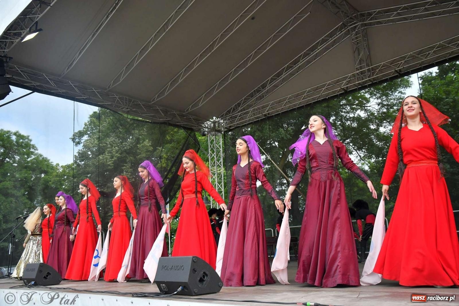 Zdjęcie w galerii na portalu naszraciborz.pl: Międzynarodowe święto folkloru na raciborskim zamku wiadomości z regionu