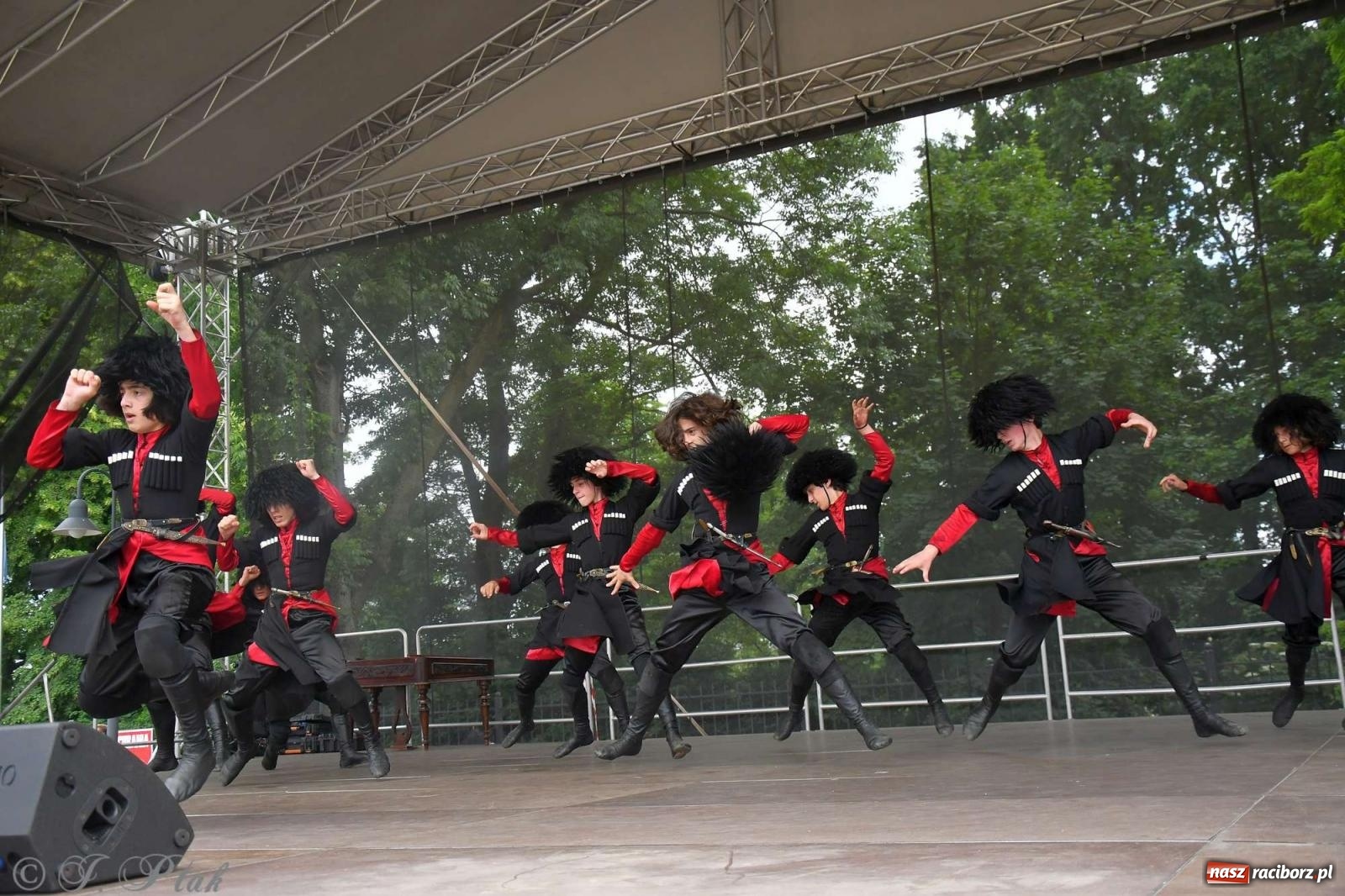 Zdjęcie w galerii na portalu naszraciborz.pl: Międzynarodowe święto folkloru na raciborskim zamku wiadomości z regionu