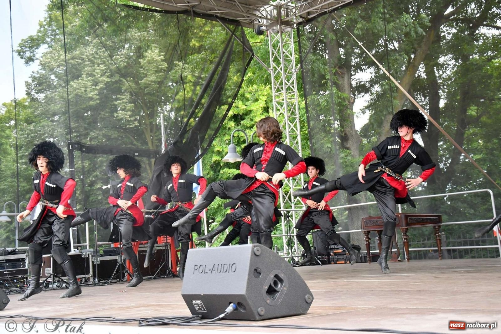 Zdjęcie w galerii na portalu naszraciborz.pl: Międzynarodowe święto folkloru na raciborskim zamku wiadomości z regionu