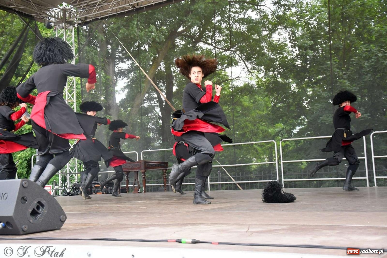 Zdjęcie w galerii na portalu naszraciborz.pl: Międzynarodowe święto folkloru na raciborskim zamku wiadomości z regionu