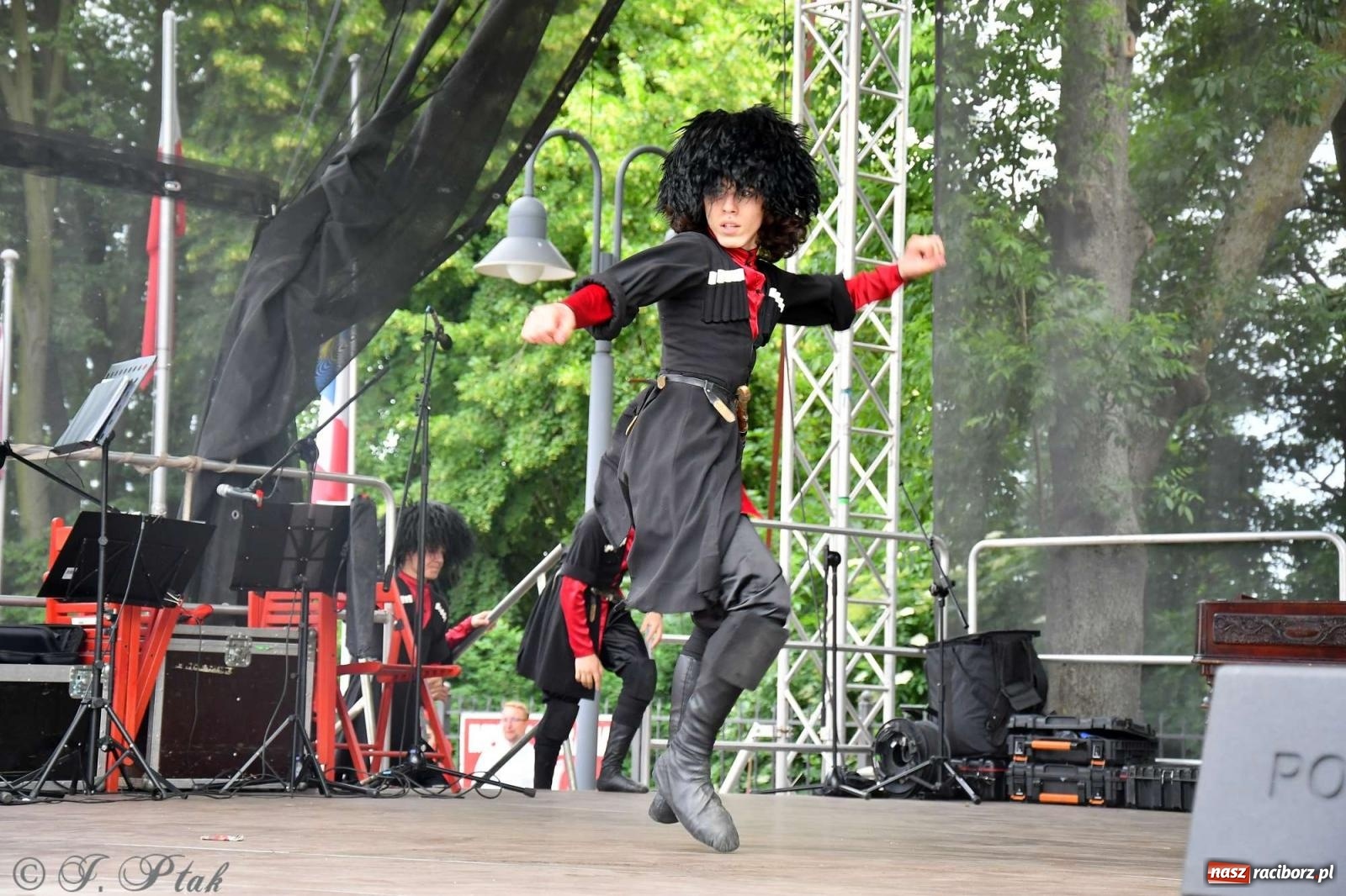 Zdjęcie w galerii na portalu naszraciborz.pl: Międzynarodowe święto folkloru na raciborskim zamku wiadomości z regionu