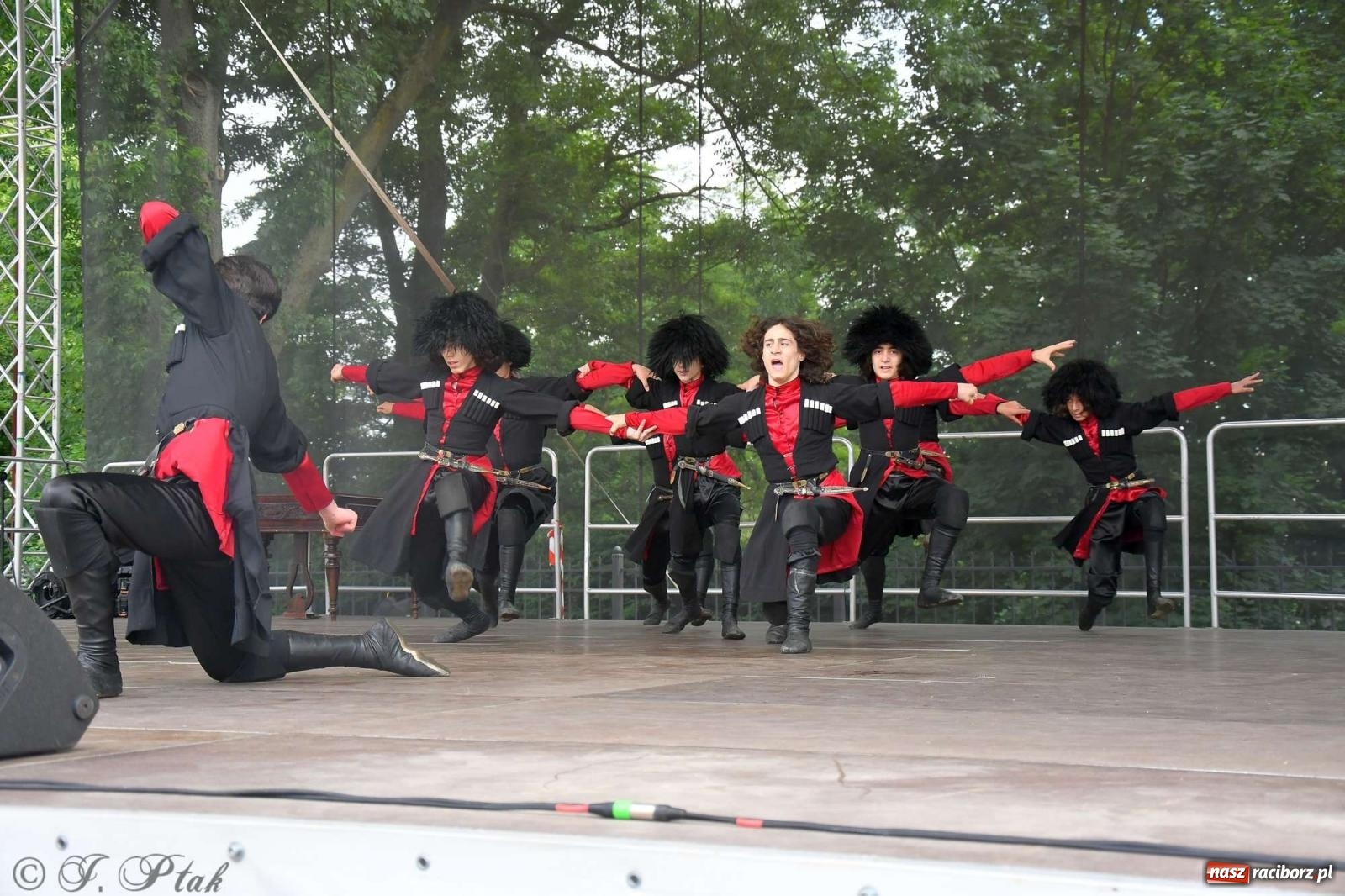 Zdjęcie w galerii na portalu naszraciborz.pl: Międzynarodowe święto folkloru na raciborskim zamku wiadomości z regionu