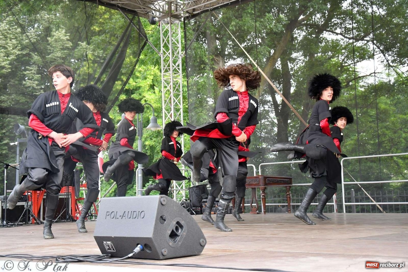 Zdjęcie w galerii na portalu naszraciborz.pl: Międzynarodowe święto folkloru na raciborskim zamku wiadomości z regionu