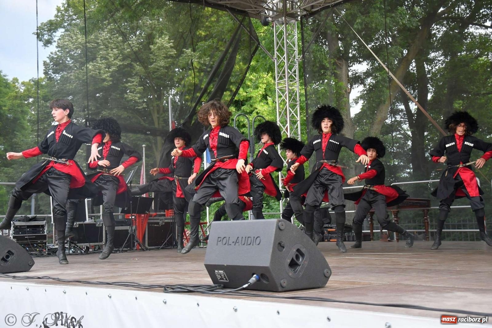 Zdjęcie w galerii na portalu naszraciborz.pl: Międzynarodowe święto folkloru na raciborskim zamku wiadomości z regionu