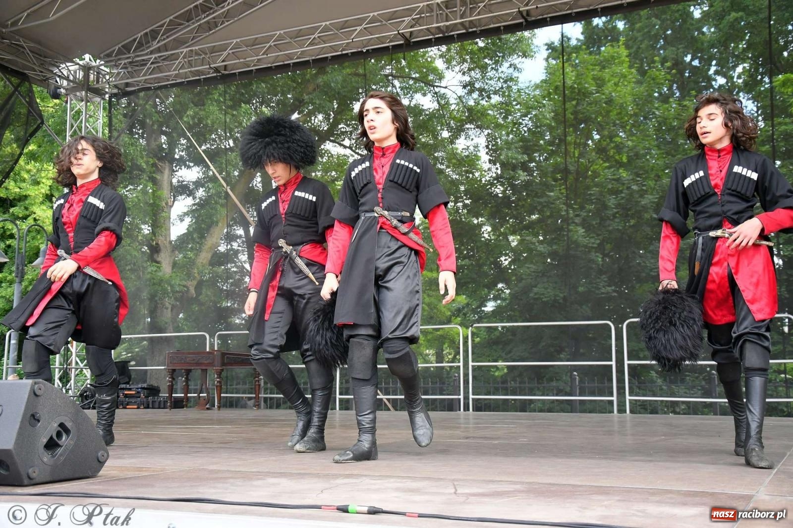 Zdjęcie w galerii na portalu naszraciborz.pl: Międzynarodowe święto folkloru na raciborskim zamku wiadomości z regionu