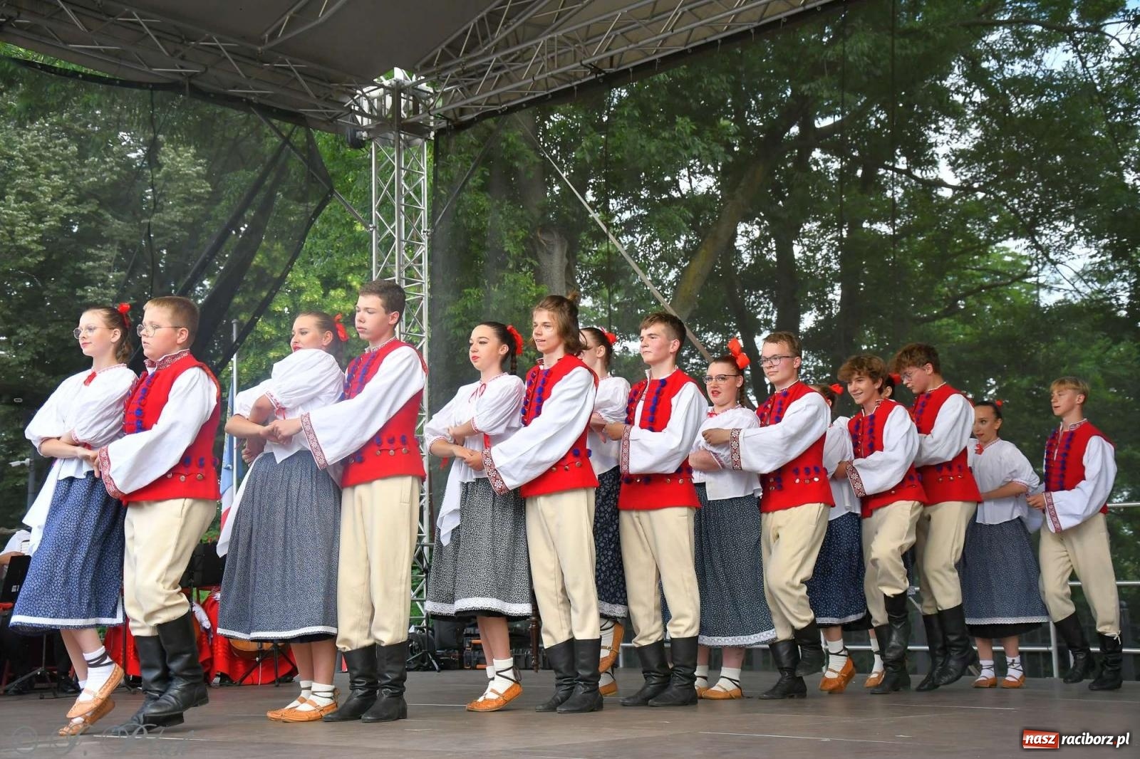 Zdjęcie w galerii na portalu naszraciborz.pl: Międzynarodowe święto folkloru na raciborskim zamku wiadomości z regionu